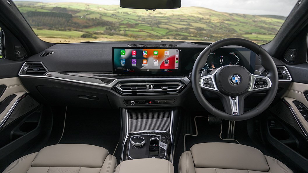 Revisión del BMW 330e PHEV en la revista CAR: vista interior, tablero e infoentretenimiento