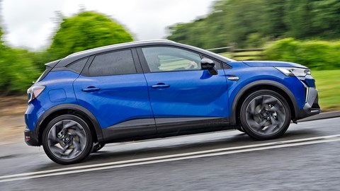 Renault Captur (2024) side driving