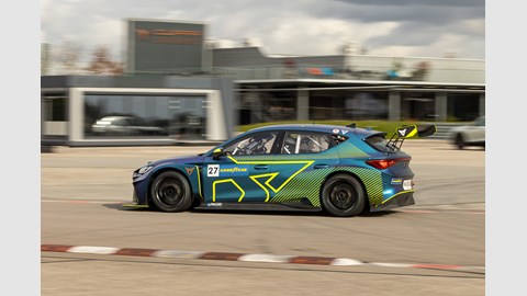 Cupra Leon e-Racer driving