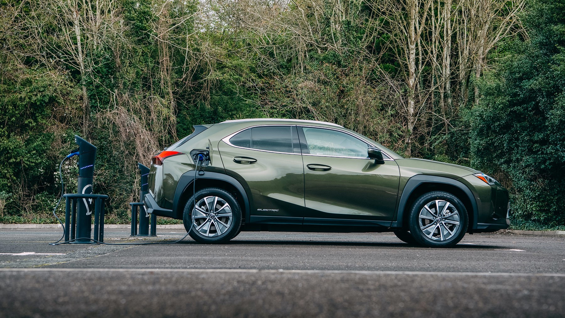 Lexus UX300e: charging the electric SUV