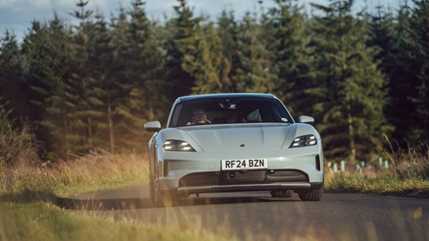 Taycan Cross Turismo - on the road dynamic