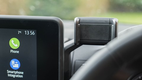 Dacia Sandero Comfort smartphone holder and USB port