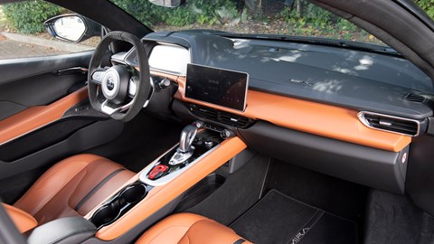 Lotus Emira (2023): dashboard and interior