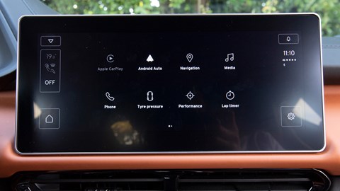 Lotus Emira (2023): infotainment system