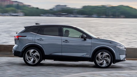 Nissan Qashqai pan driving