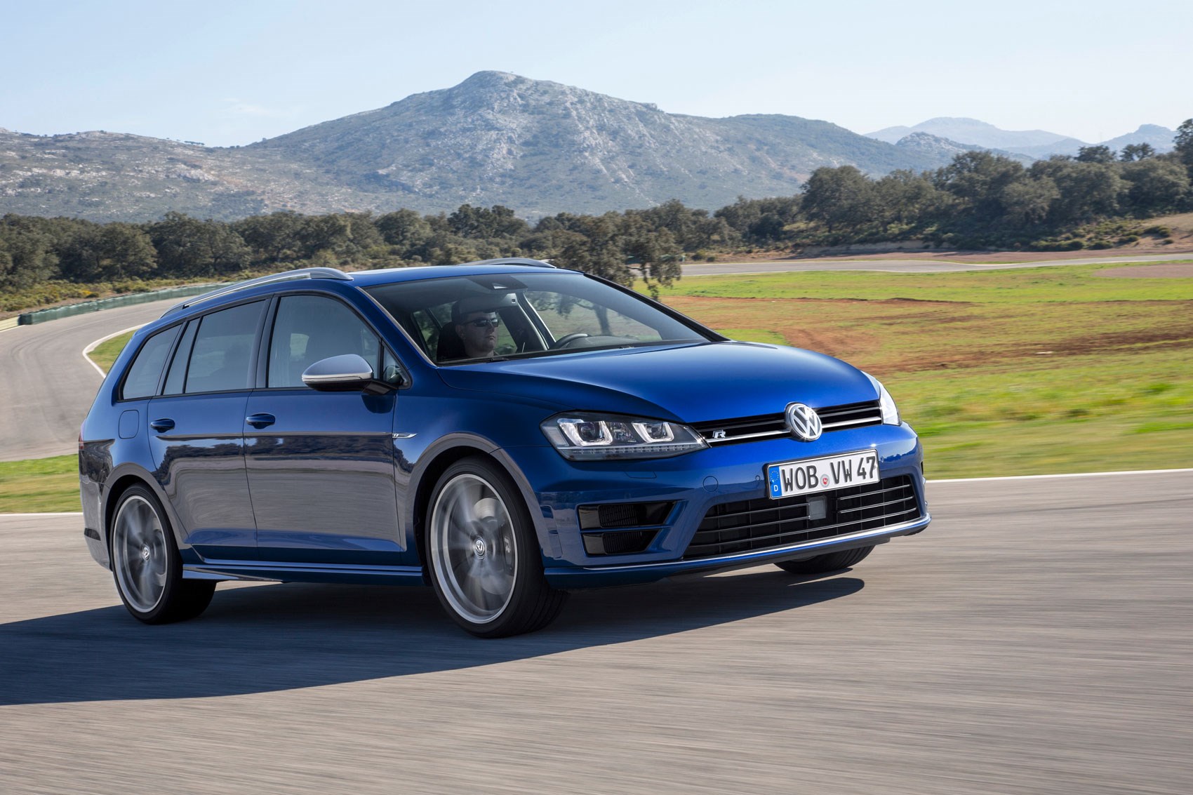 til stede bodsøvelser Under ~ VW Golf R Estate (2015) review | CAR Magazine