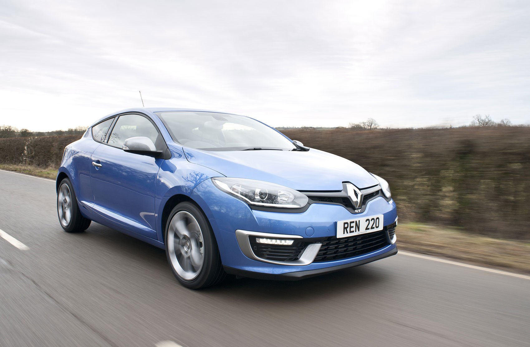 Verlichting lila cafetaria Renault Megane Renaultsport GT 220 Coupe (2015) review | CAR Magazine