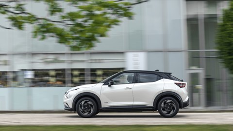 Nissan Juke Hybrid side