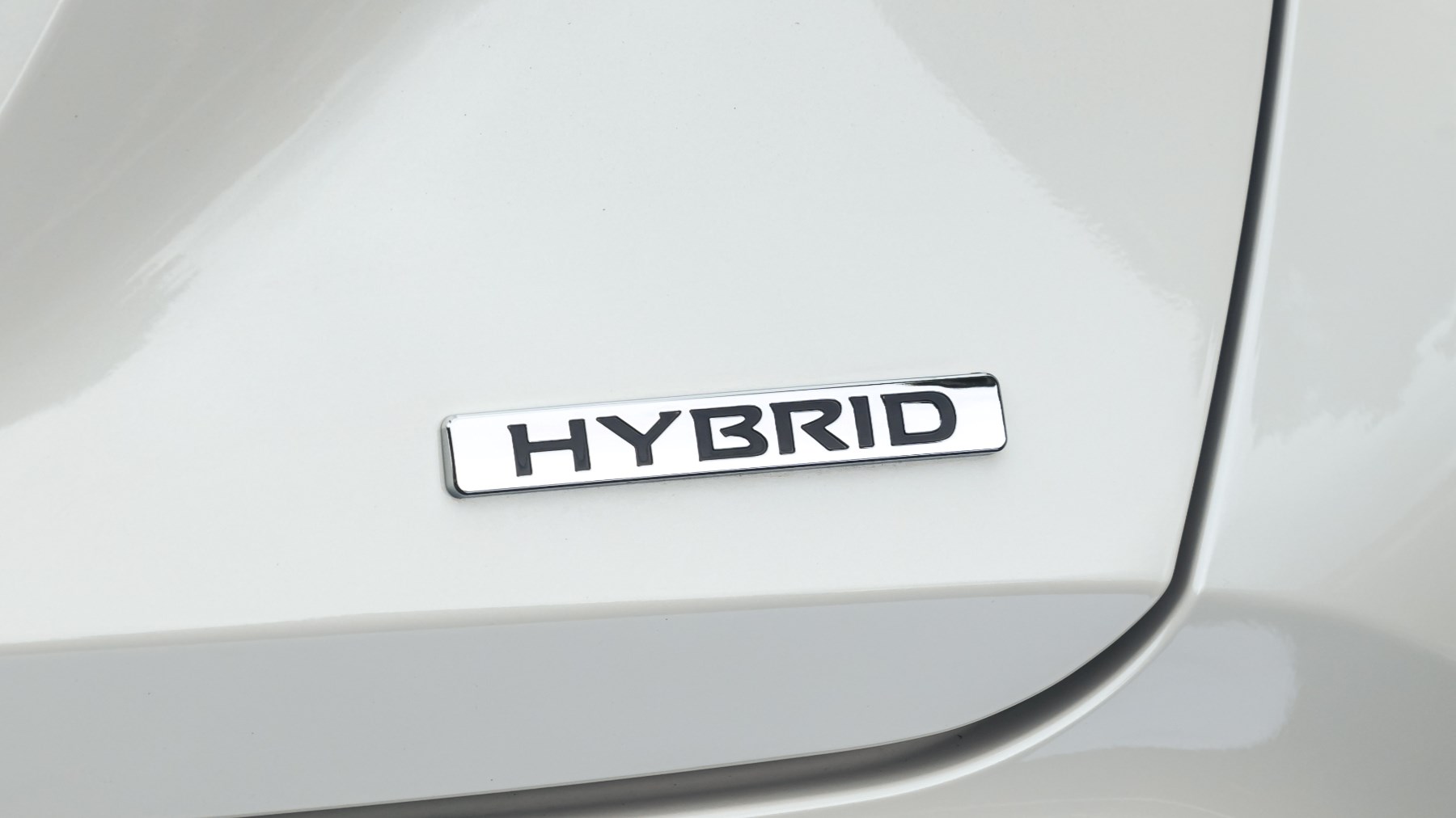 Nissan Juke Hybrid badge