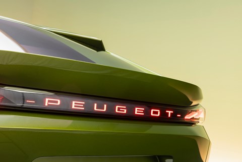 Peugeot 408 facelift - illuminated rear PEUGEOT badge