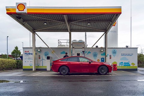 How to fill up a fuel-cell car with hydrogen - Toyota Mirai at Shell's Cobham hydrogen fuel pump