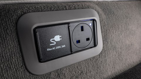 The Hyundai Ioniq 6 V2L kit includes a three-point plug