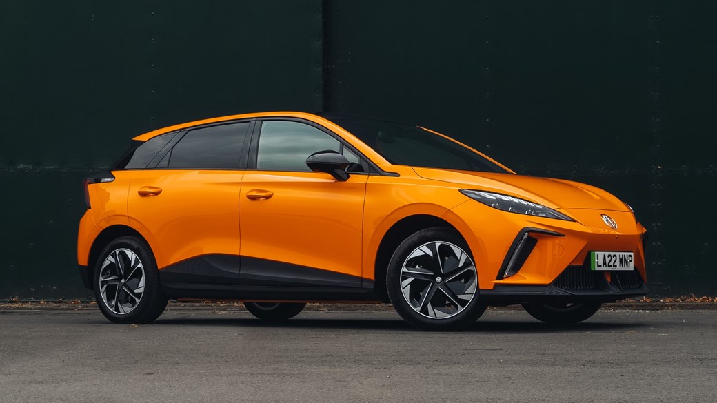 ارزان ترین خودروهای الکتریکی 2023: خودروهای برقی مقرون به صرفه - شرکت رایان موتور MG 4 EV - جلو سه ربع