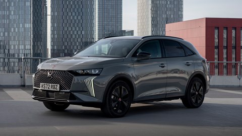 DS 7 (2023) review: front three quarter static, grey car, city background