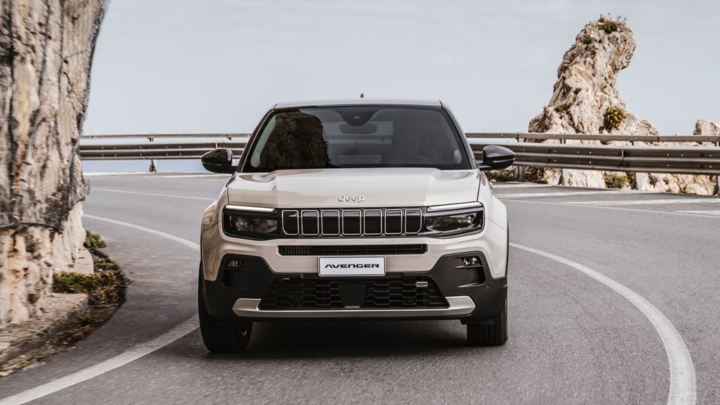 Jeep Avenger e-Hybrid: front cornering, beige paint