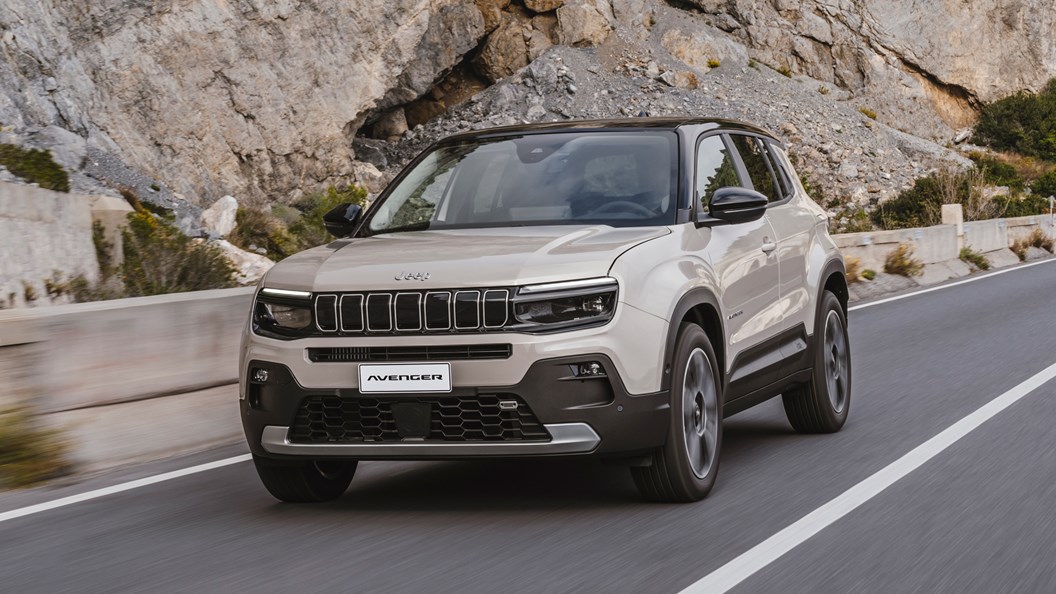 Jeep Avenger e-Hybrid: front three quarter driving, beige paint