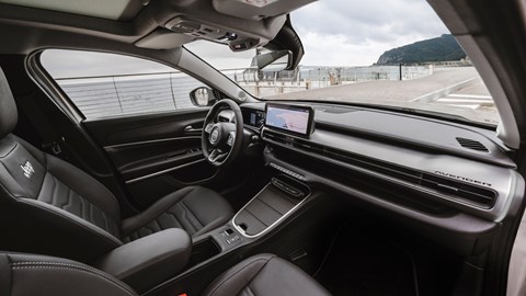 Jeep Avenger e-Hybrid: dashboard and interior, black upholstery