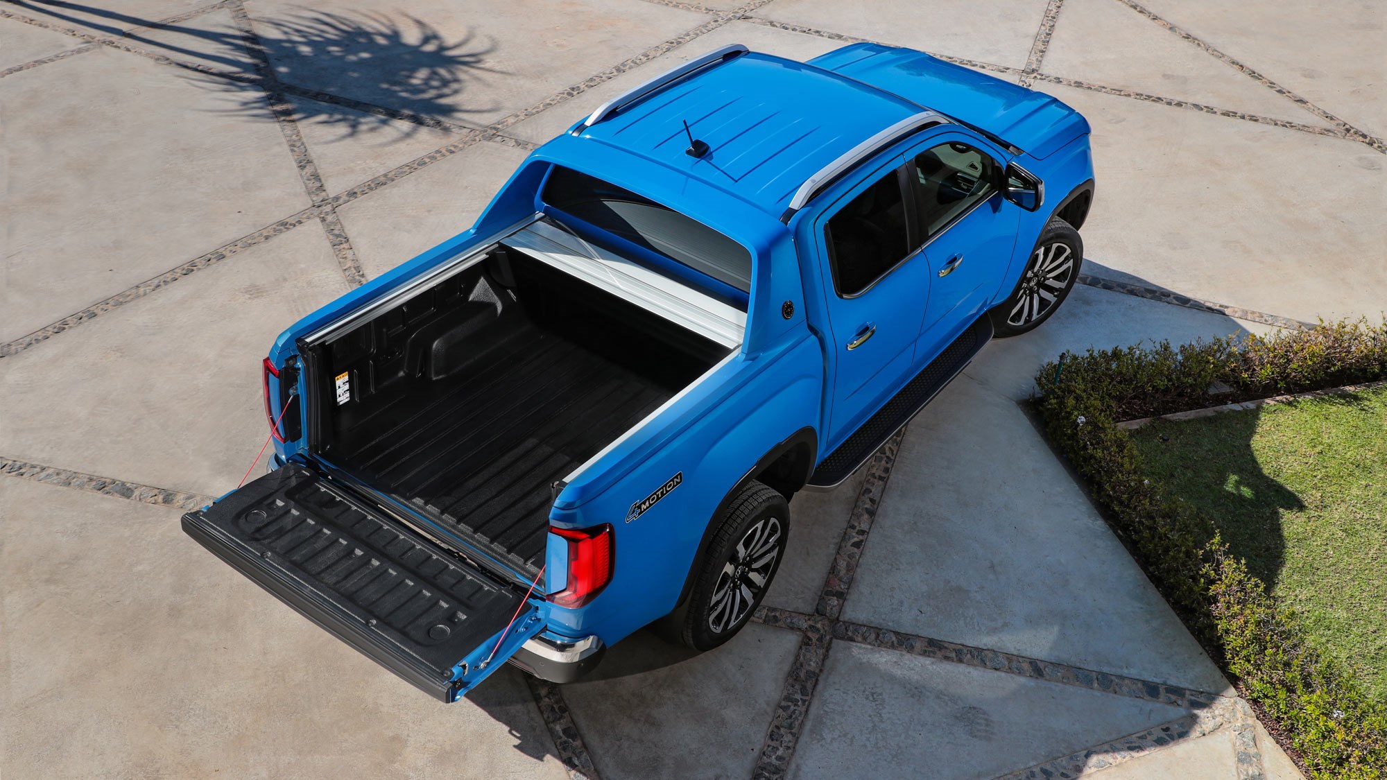 Revisión de VW Amarok, vista trasera, azul, caja cargada