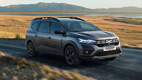 Dacia Jogger Hybrid 140, front view, driving, metallic grey