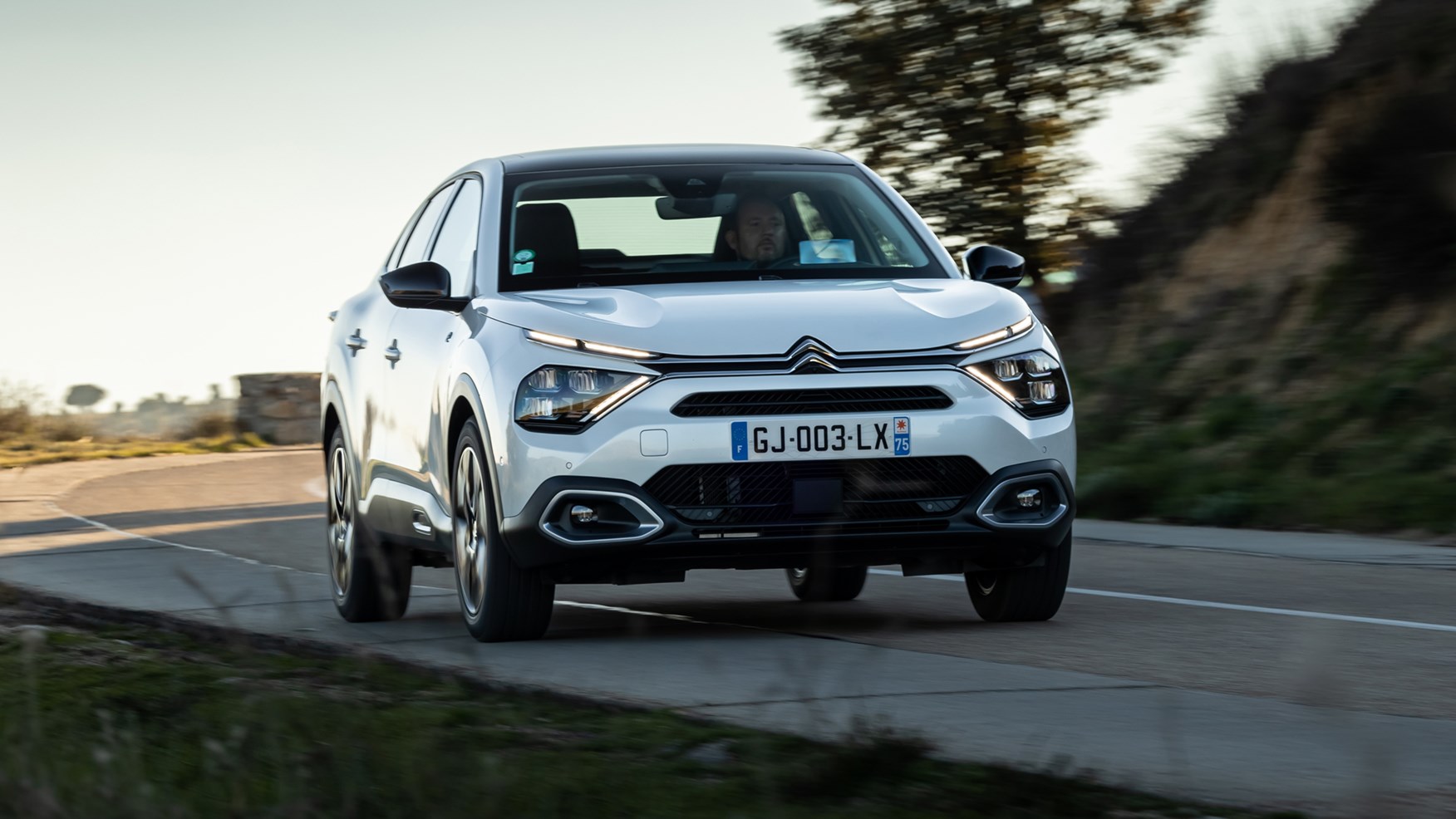 Overlappen jury Bekritiseren Citroen e-C4 X review (2023): more space, electric only and a saloon boot |  CAR Magazine