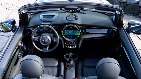 MINI Electric Convertible (2023): dashboard and infotainment system, black upholstery