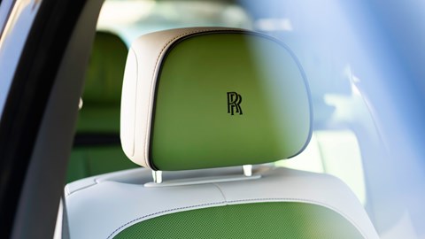 Rolls-Royce Cullinan Black Badge Series II: badge on headrest