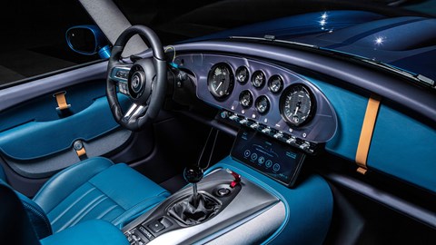 AC Cobra GT Roadster (2023): interior, dashboard and infotainment system, blue leather upholstery
