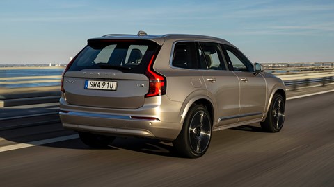 Volvo XC90 T8 PHEV (2024) front driving