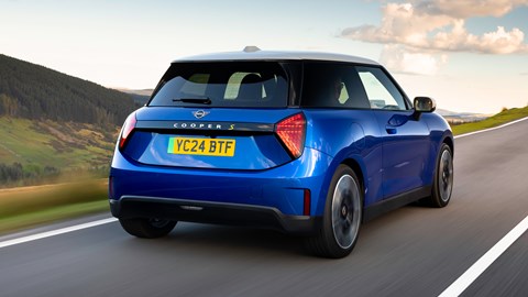 Mini Cooper S E (2024) rear driving