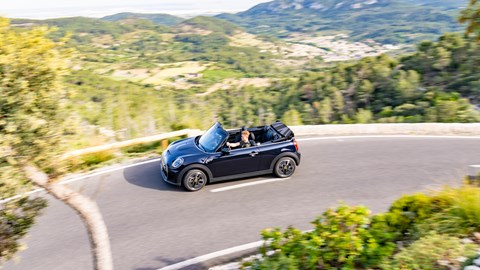 MINI Electric Convertible (2023): cornering, high angle, Mallorca road, black paint