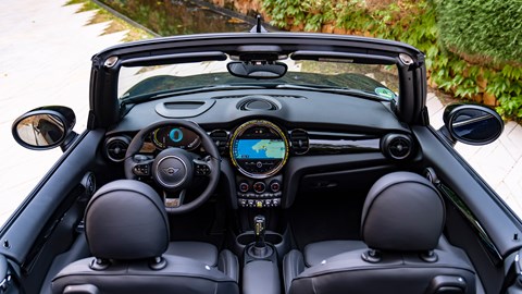 MINI Electric Convertible (2023): dashboard and interior, black upholstery