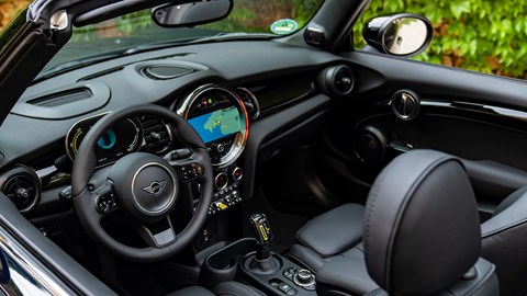 MINI Electric Convertible (2023): dashboard and interior, driver's side, black upholstery