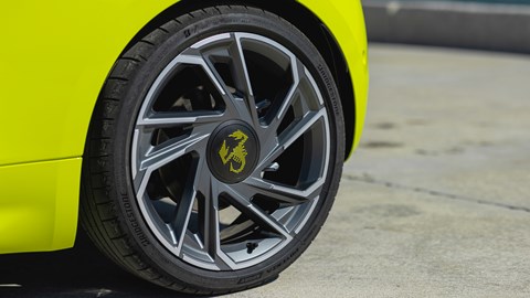 Abarth 500e yellow wheel