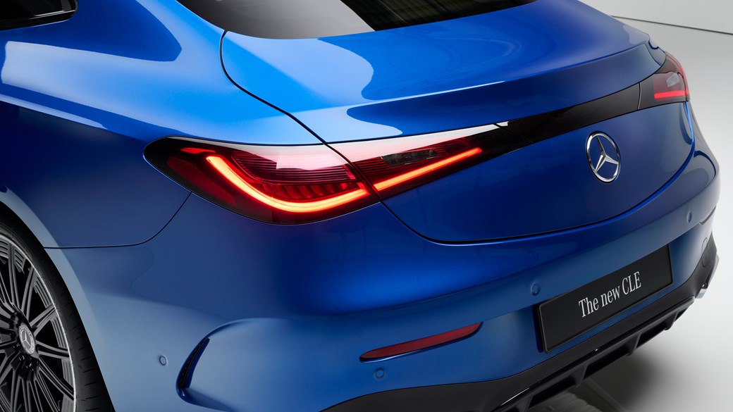 Mercedes CLE Coupe: detalhe da luz traseira, sessão de estúdio, pintura azul