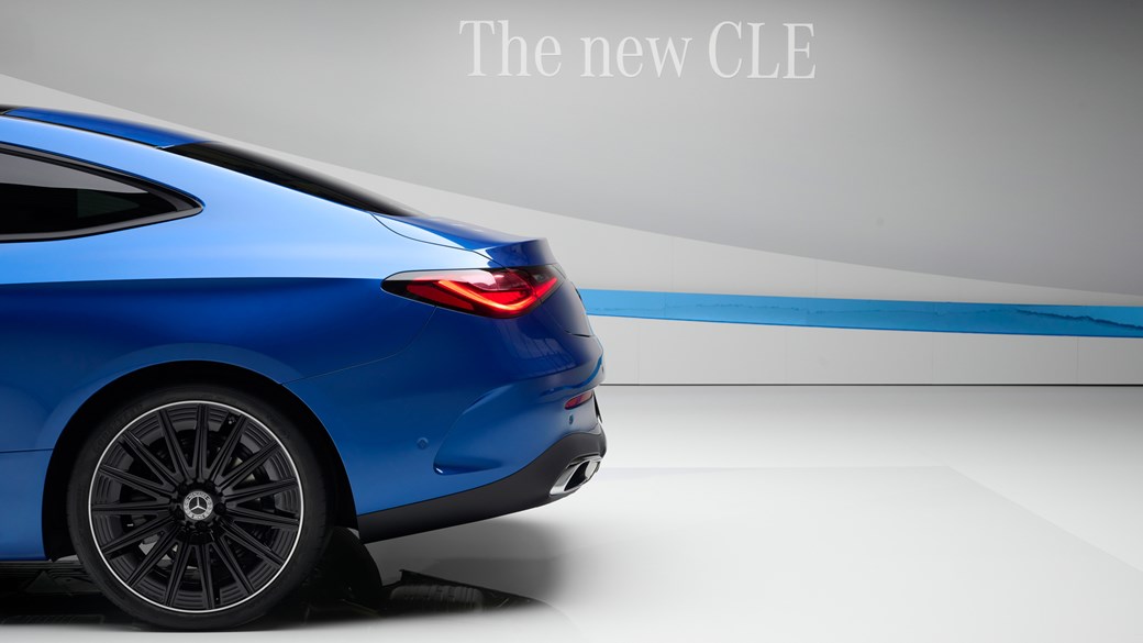 Mercedes CLE Coupe: detalhe traseiro semi-estático, sessão de estúdio, tinta azul