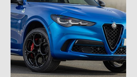 Alfa Romeo Stelvio Quadrifoglio 3+3 headlights