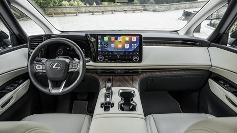 Lexus LM - front cabin