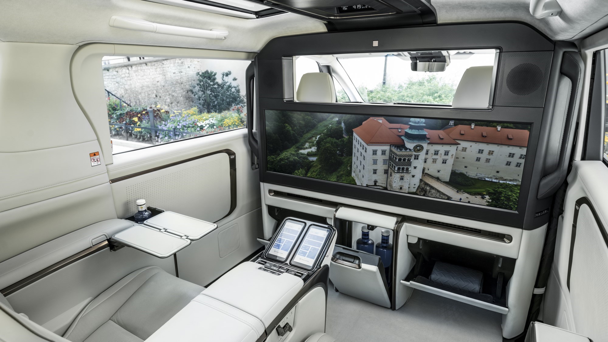 Lexus LM - rear cabin