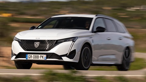 Peugeot E-308 SW - front cornering