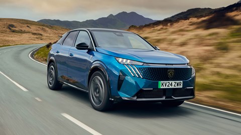 Peugeot e-3008 driving shot