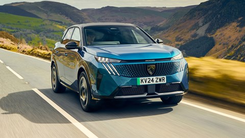 Peugeot E-3008 driving