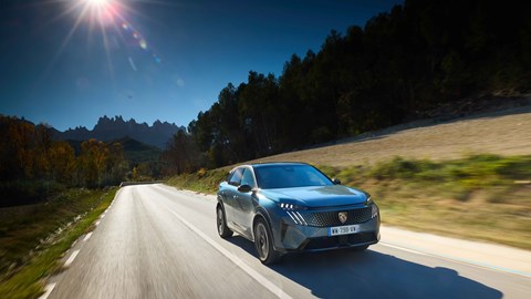 Peugeot E-3008 driving