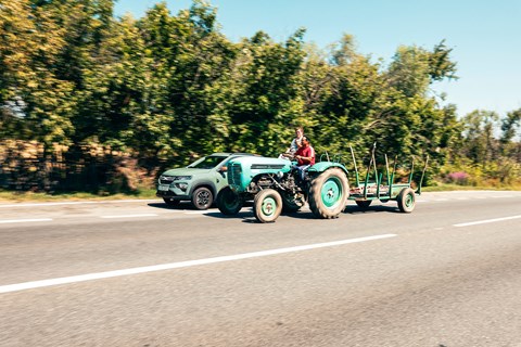 Dacia Spring vs tractor