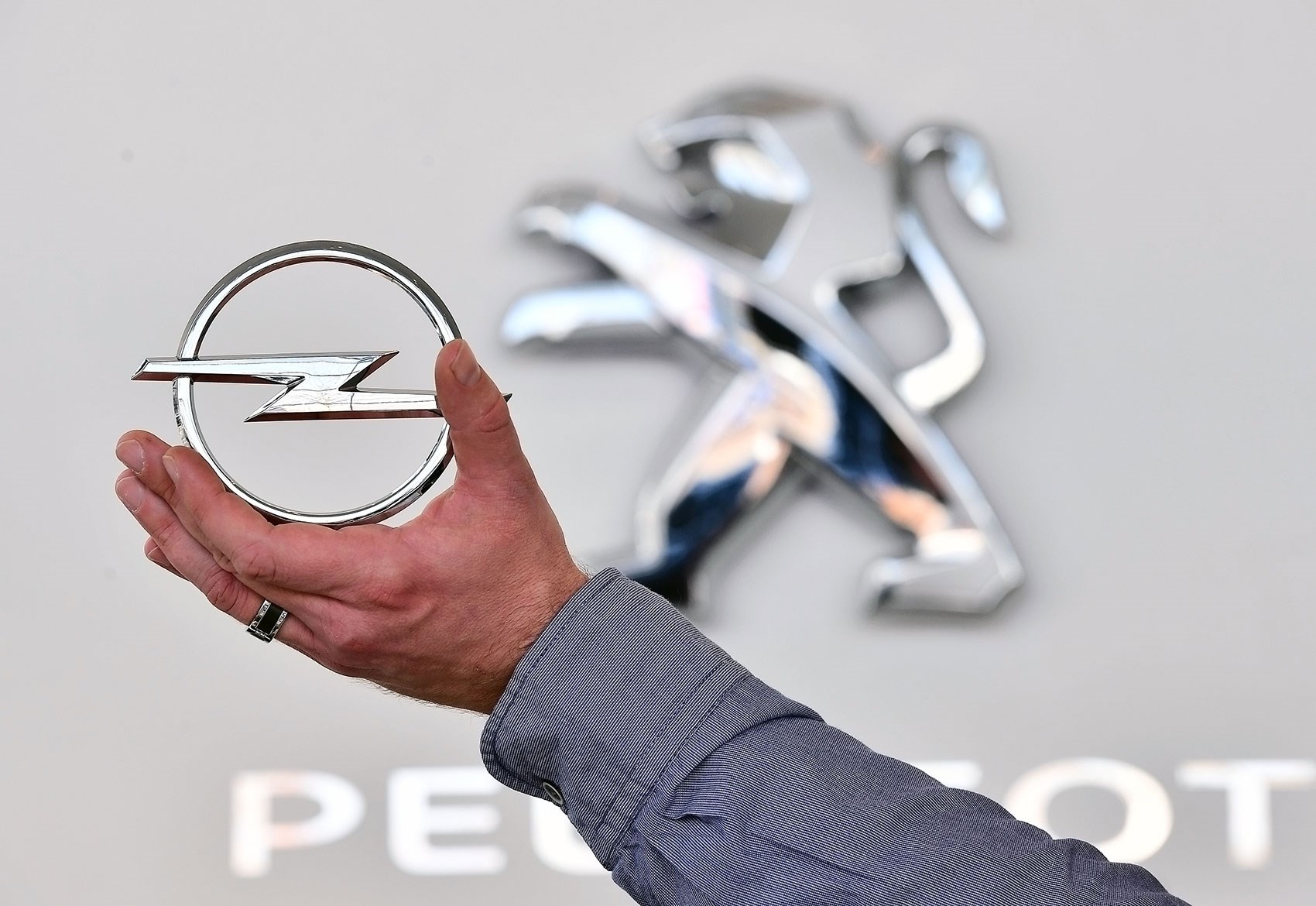It's official: Peugeot Citroen buys Vauxhall/Opel for €1.3 billion