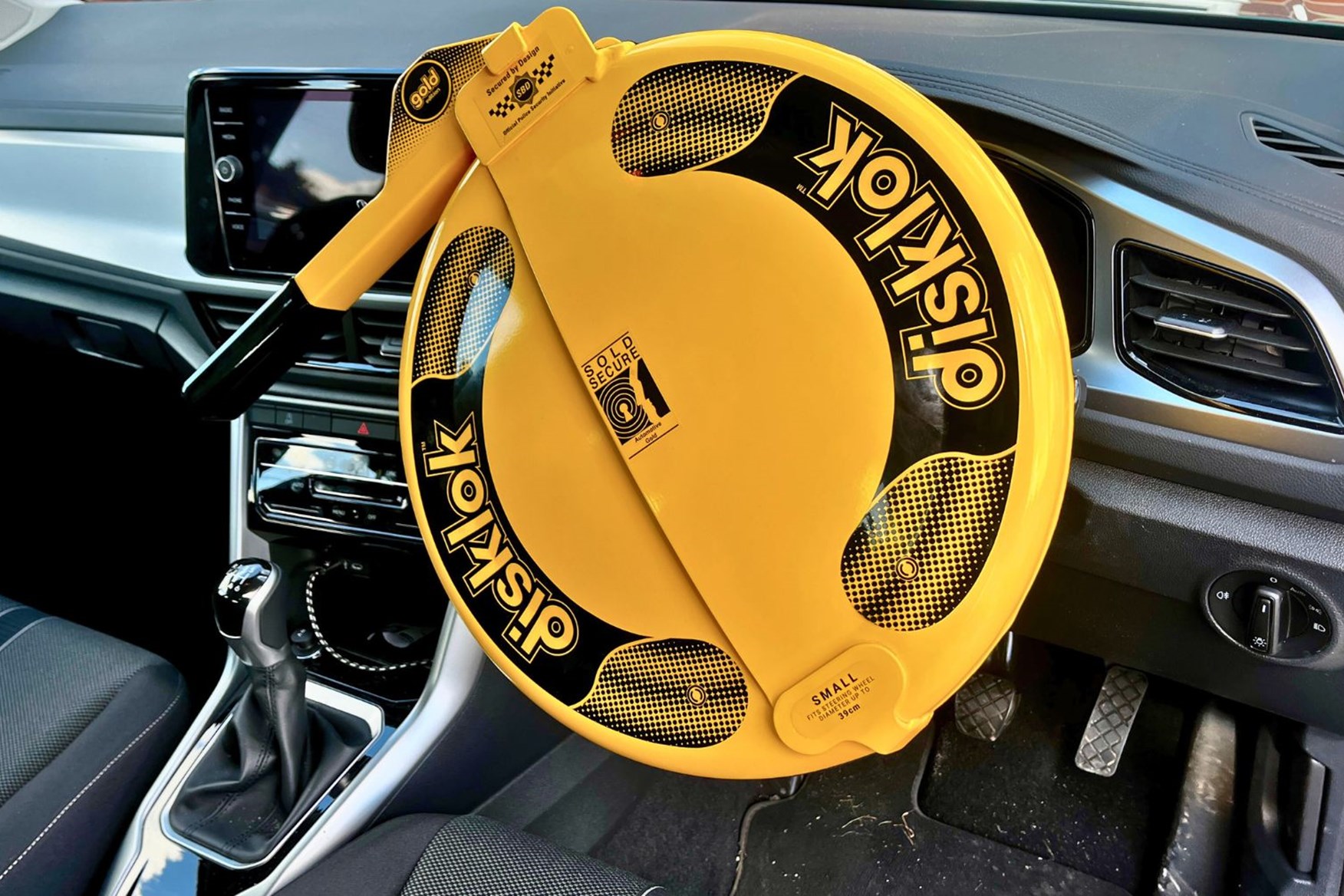 disklok gold edition ステアリングロック DISKLOK Gold Edition MEDIUM 39-41.5cm Yellow Steering Wheel