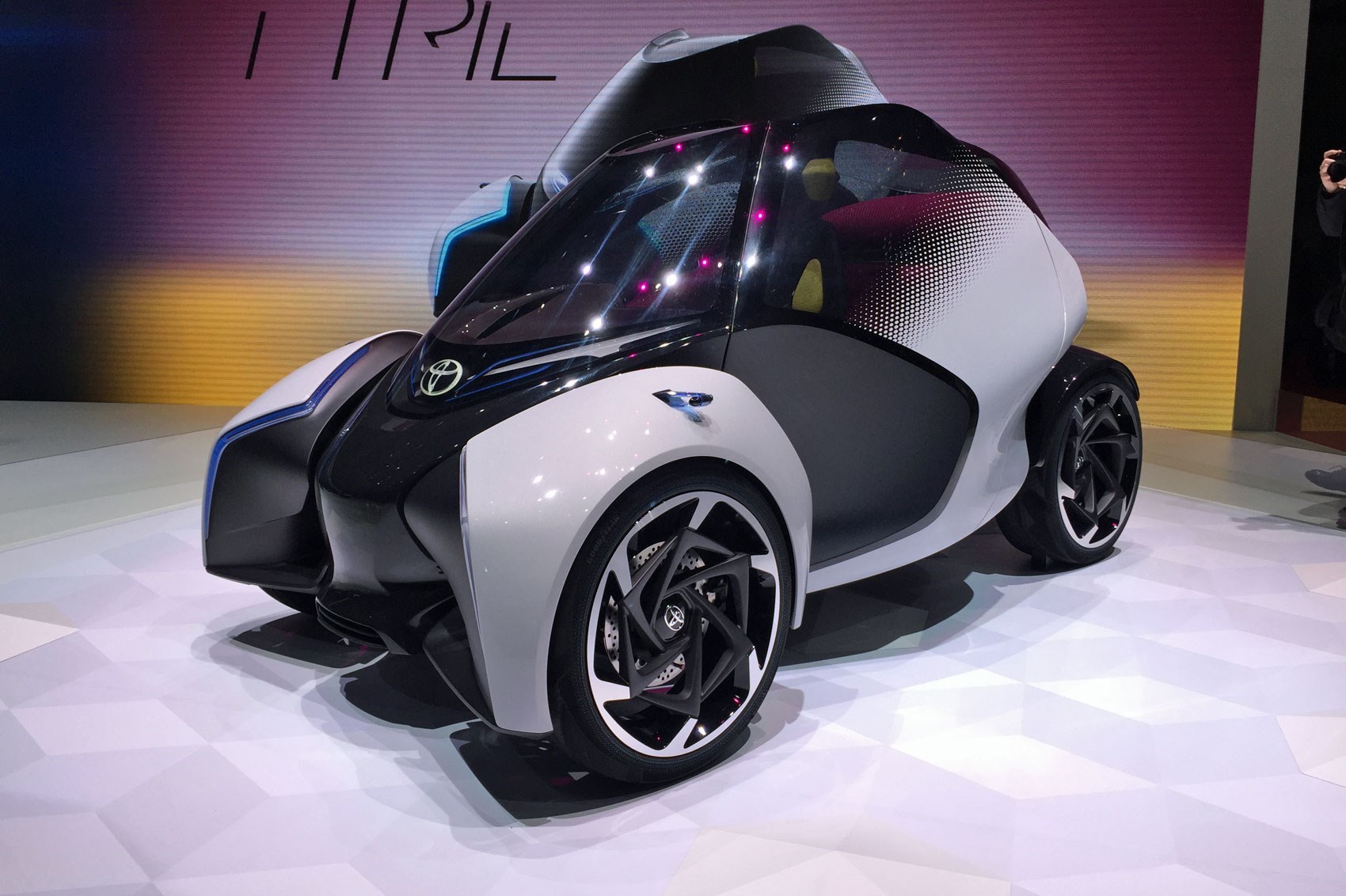 Lean on me: Toyota's trick i-TRIL concept car