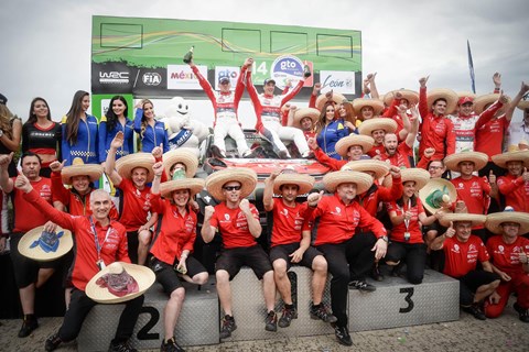 Kris Meeke and the Citroen WRC team celebrate, el Mexicana