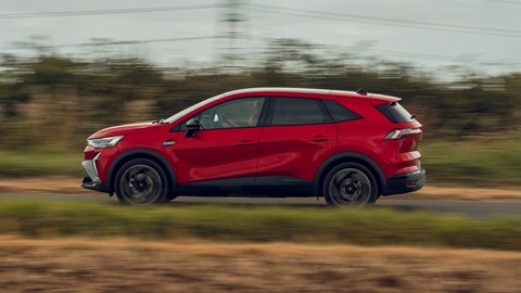 Renault Symbioz (2024) side driving