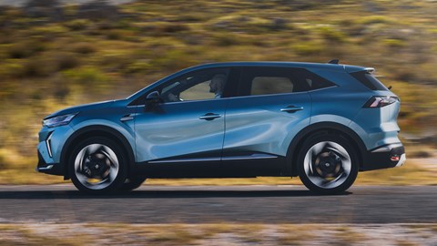 Renault Symbioz (2024) side driving