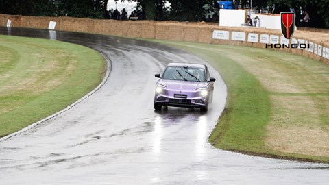 Hongqi EHS7 going up the hill